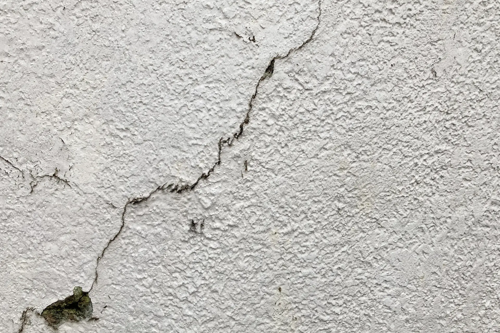 塗装がはがれている、色あせが目立つ